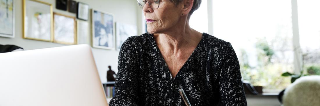 Dame der tjekker digital selvbetjening