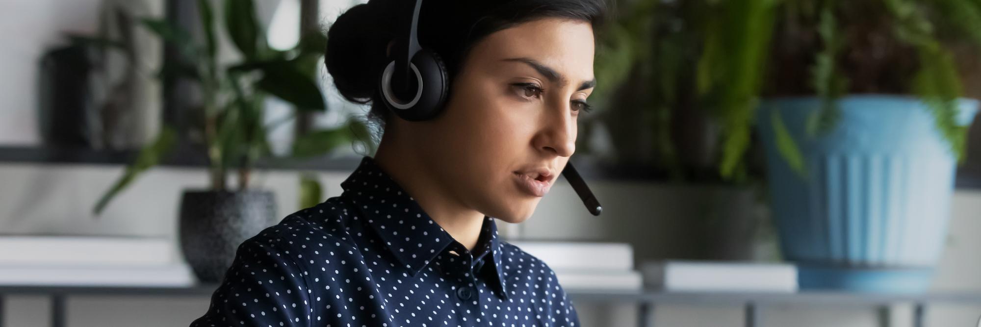 person med headset på 