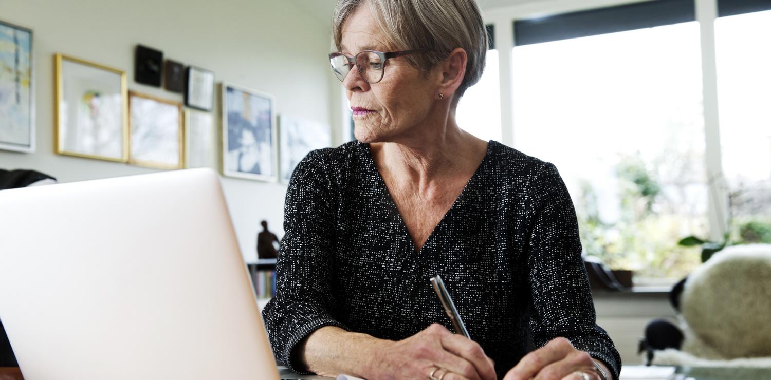 Dame der tjekker digital selvbetjening