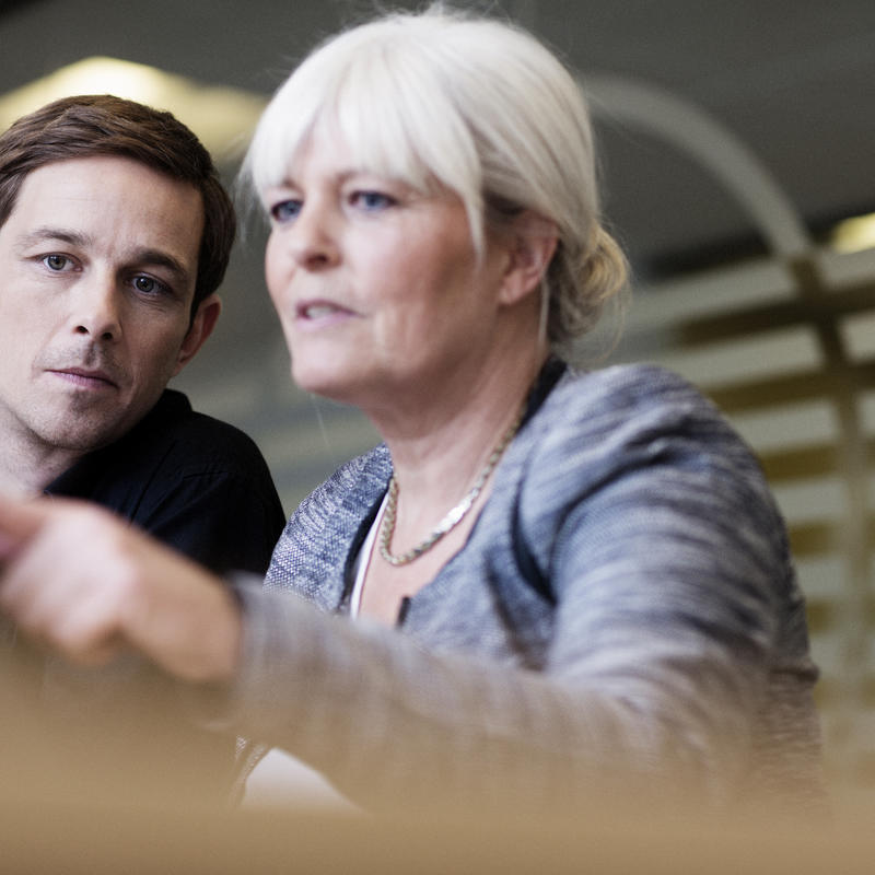 Hovedfoto, kolleger i mødelokale