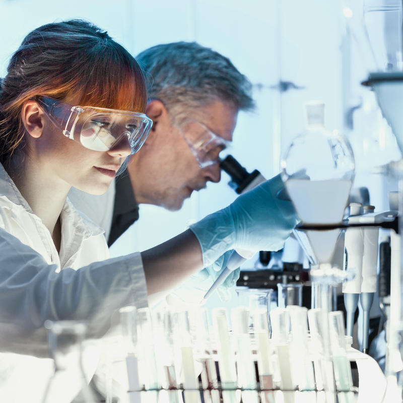 Medarbejdere i laboratorie