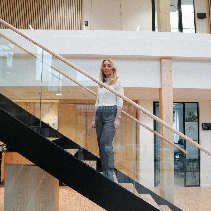 Louise står på en trappe i ATP