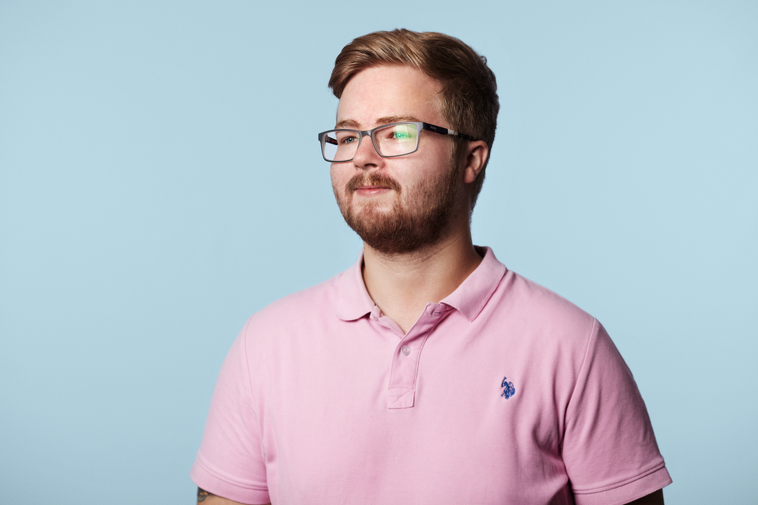 Medarbejder på blå baggrund