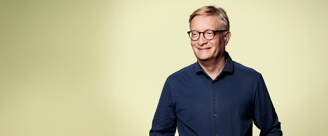 Medarbejder foran gul baggrund