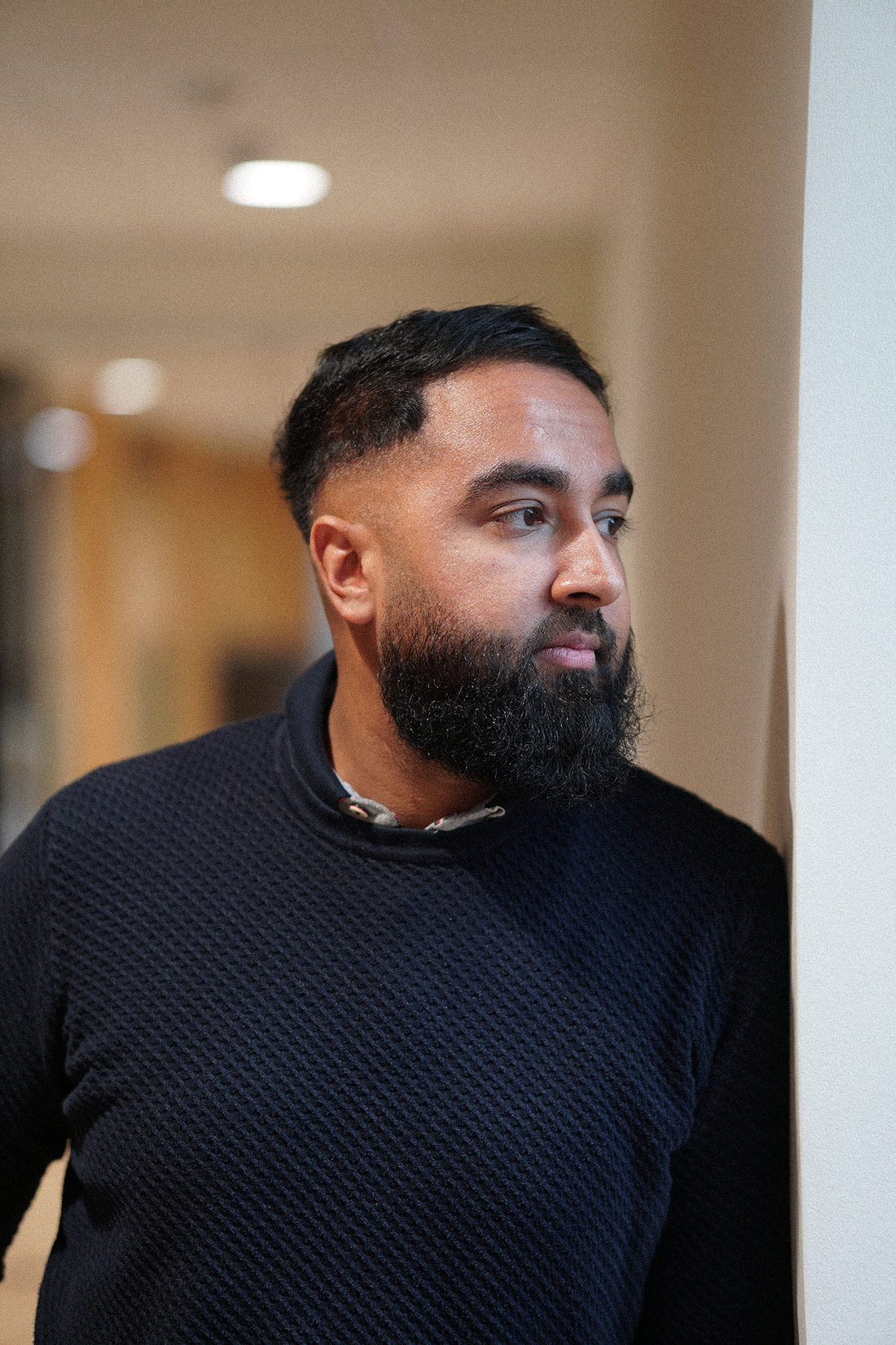 Hamza kigger ud af vinduet