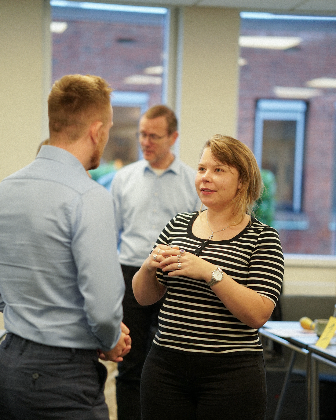 Tanja taler med kollega på et uddannelsesforløb